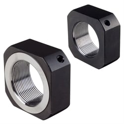 Poistné matice KMV štvorcového tvaru s poistnými kolíkmi, oceľ čiernená